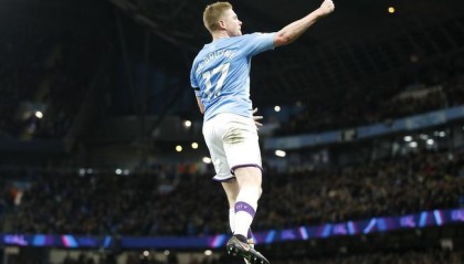  曼城七连胜登顶，德布劳内传射建功  