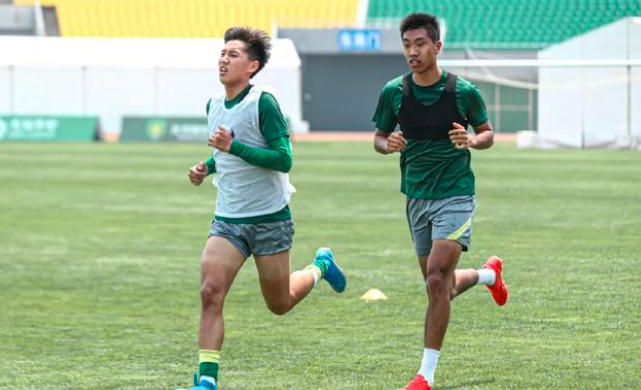  尼斯主帅赛后炮轰裁判，争议判罚引发舆论风波  