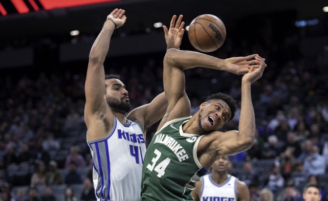  米德尔顿关键三分命中，雄鹿险胜活塞保排名